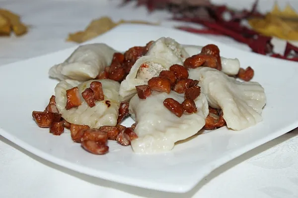Pierogi z mięsem i suszonymi pomidorkami z koperkiem