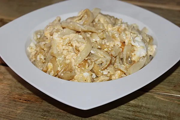 Domowy makaron smażony z jajem
