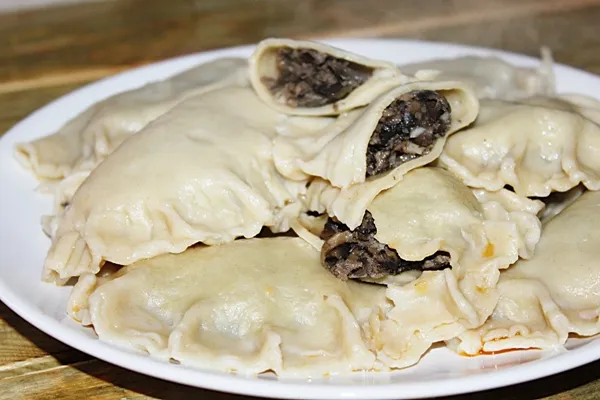 Pierogi z mięsem i grzybami leśnymi