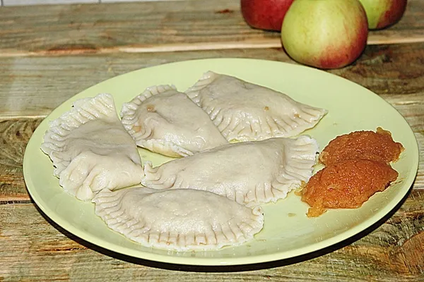 Pierogi z jabłkiem i cynamonem