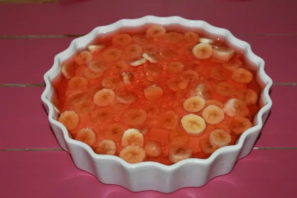 Kruche z budyniem, bananami i galaretką