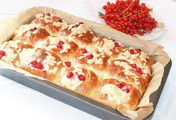 Drożdżówki rwane z porzeczkami i kruszonką