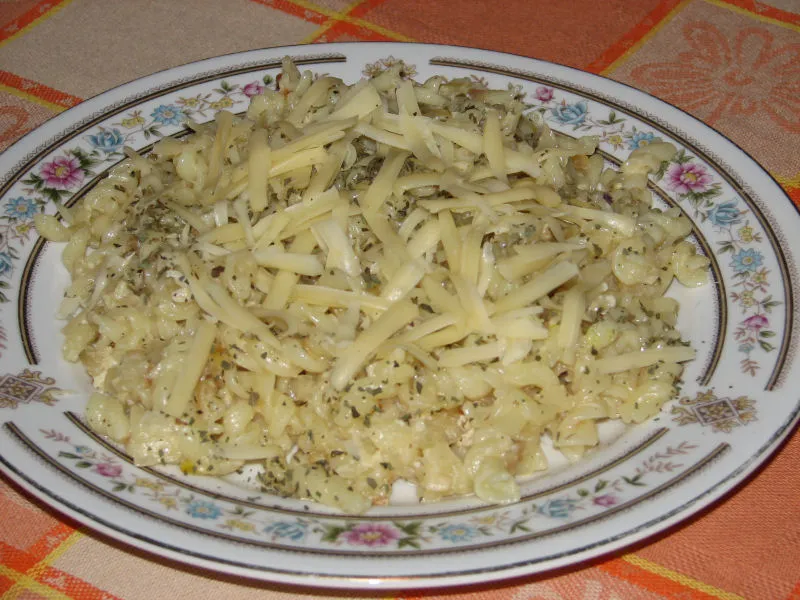 Czosnkowy makaron z serem
