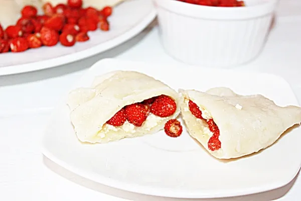 Pierogi z serem i poziomkami