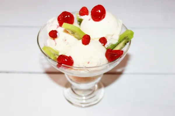 Lody śmietankowo-limonkowe z poziomkami