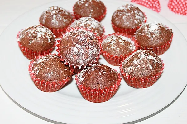 Muffiny czekoladowe z nutą cytrynową i orzechami