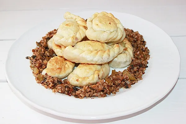 Pierogi z kaszą i ogórkiem kiszonym