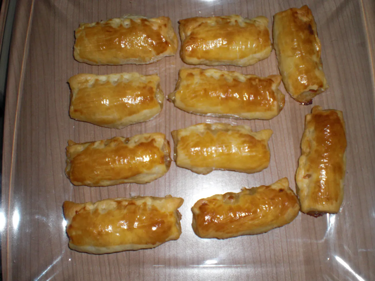 Paszteciki z ciasta francuskiego z mięsem, mozzarellą i pomidorami