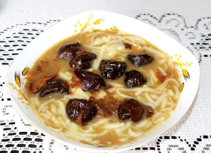 Zupa owocowa z makaronem