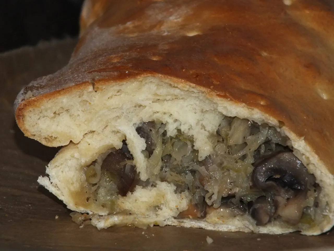 Kulebiak z kapustą kiszoną i pieczarkami