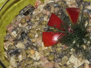 Świąteczna sałatka z pieczarek i szynki - 2