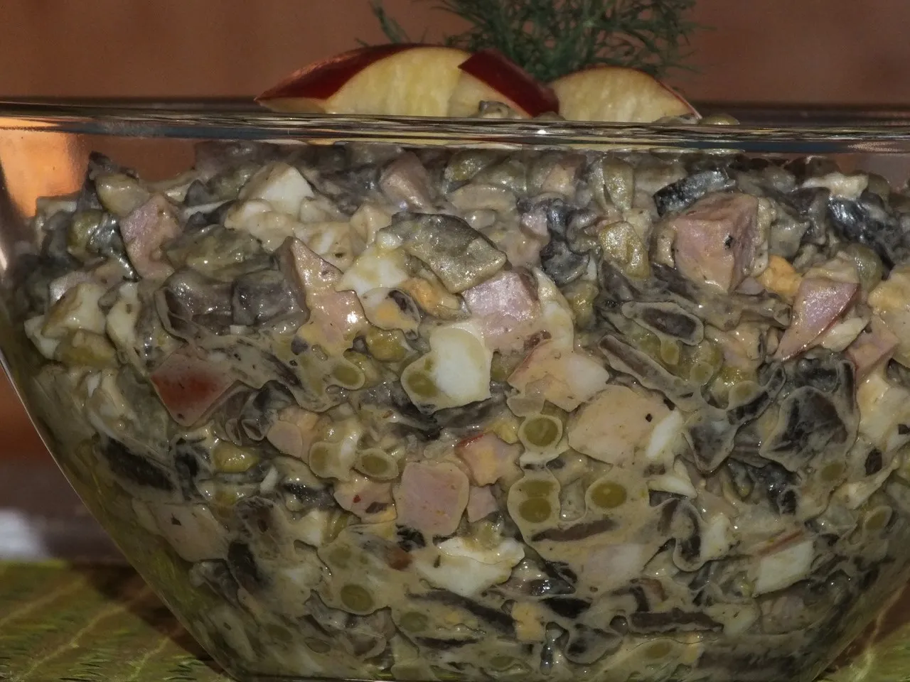 Świąteczna sałatka z pieczarek i szynki