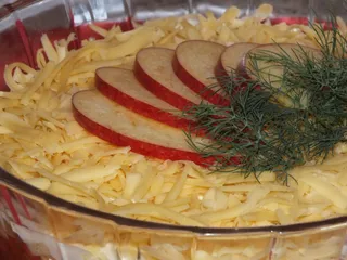 Sałatka śledziowo-pomidorowa pod serową pierzynką - 3