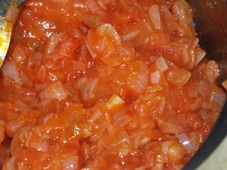 Sałatka śledziowo-pomidorowa pod serową pierzynką - 6