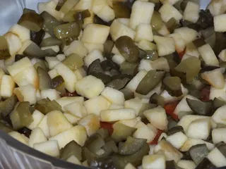Sałatka śledziowo-pomidorowa pod serową pierzynką - 9