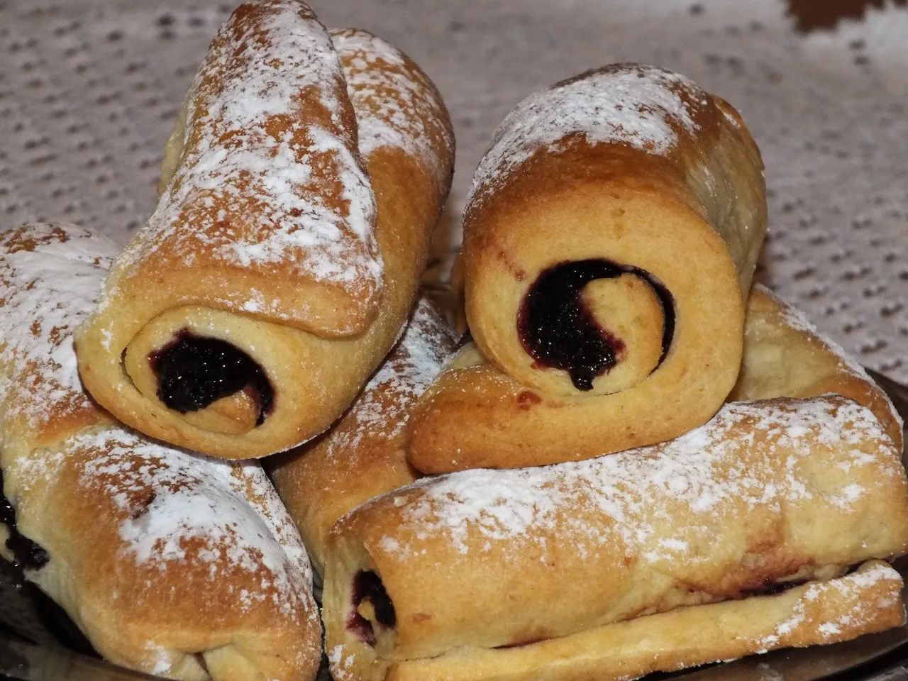 Roladki drożdżowe z marmoladą