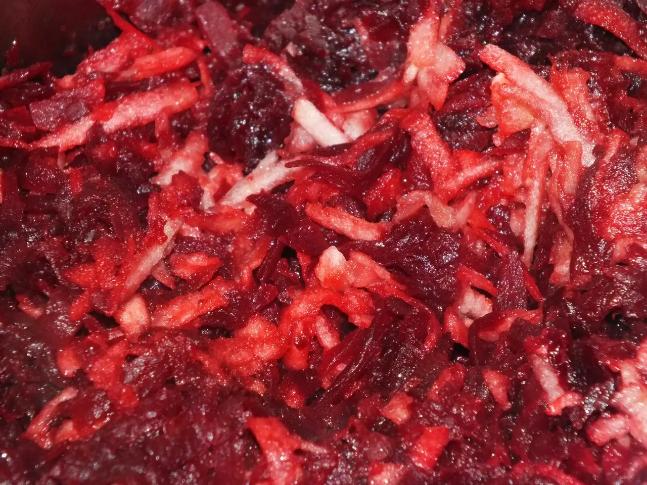 Buraczki zasmażane z jabłkiem i cebulką
