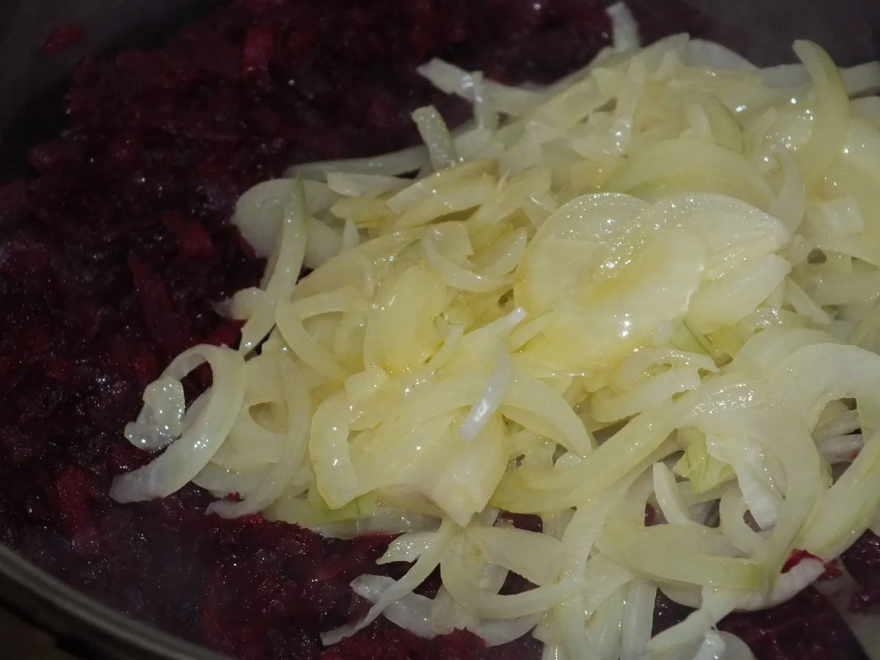 Buraczki zasmażane z jabłkiem i cebulką