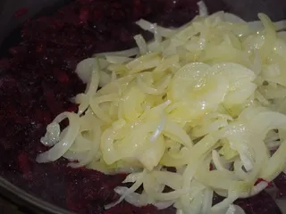 Buraczki zasmażane z jabłkiem i cebulką - 9