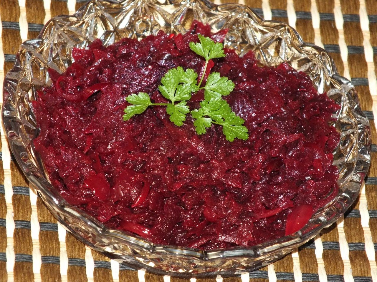 Buraczki zasmażane z jabłkiem i cebulką