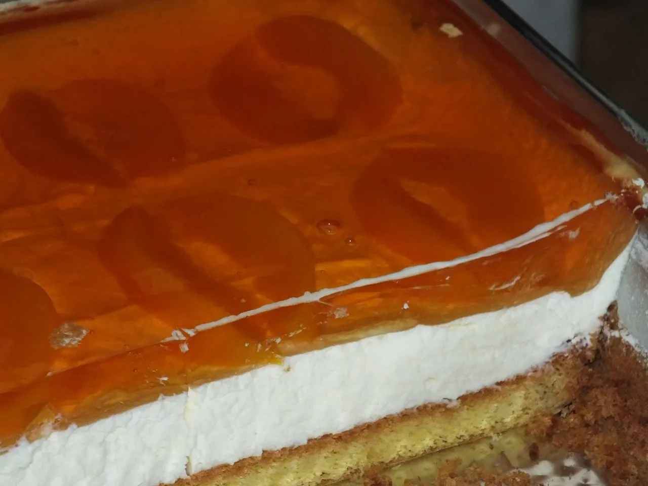 Biszkopt z pyszną masą śmietankową i galaretką