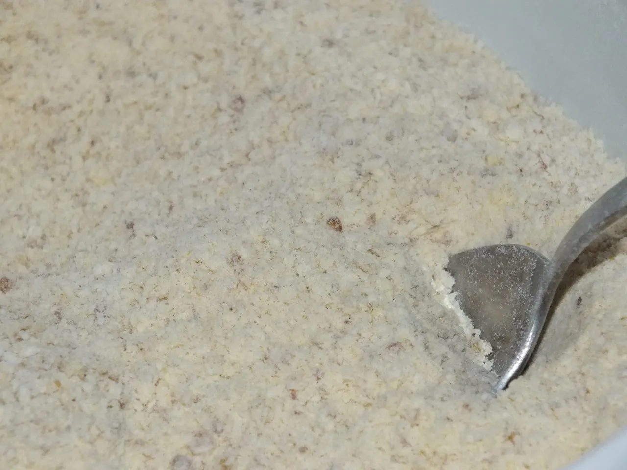 Ananasowiec z kruszonką na jogurtowo-orzechowym spodzie