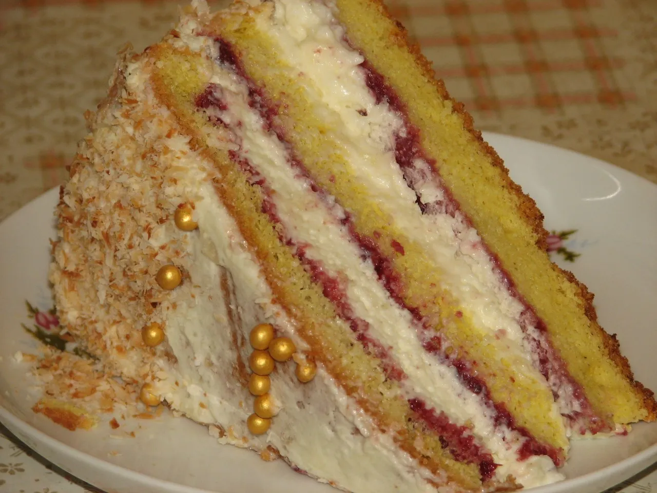 Tort śmietankowy na biszkopcie z truskawkowym dżemem