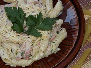 Penne z szynką w śmietankowym sosie - 2