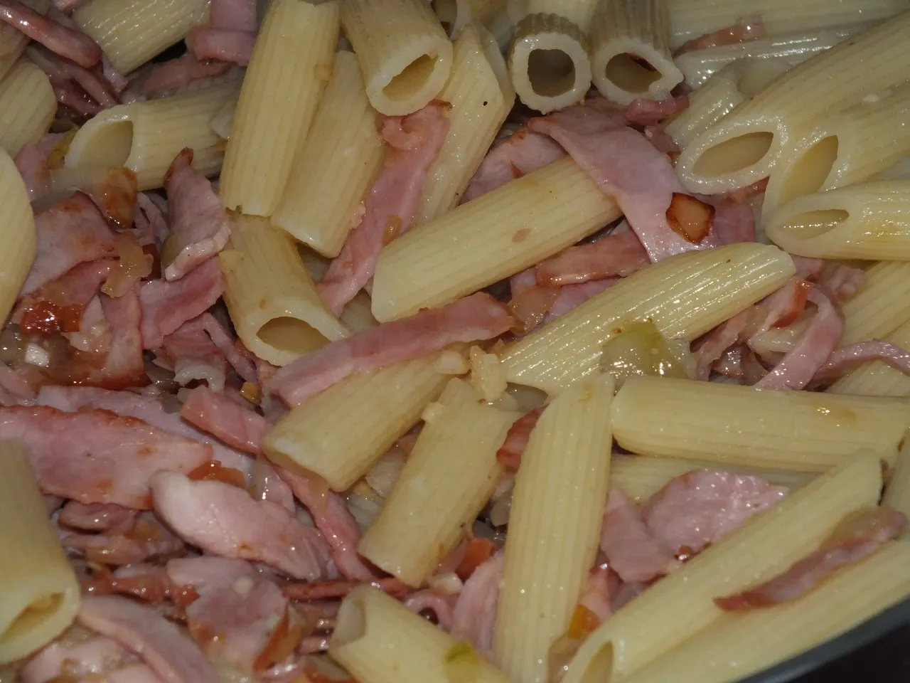 Penne z szynką w śmietankowym sosie
