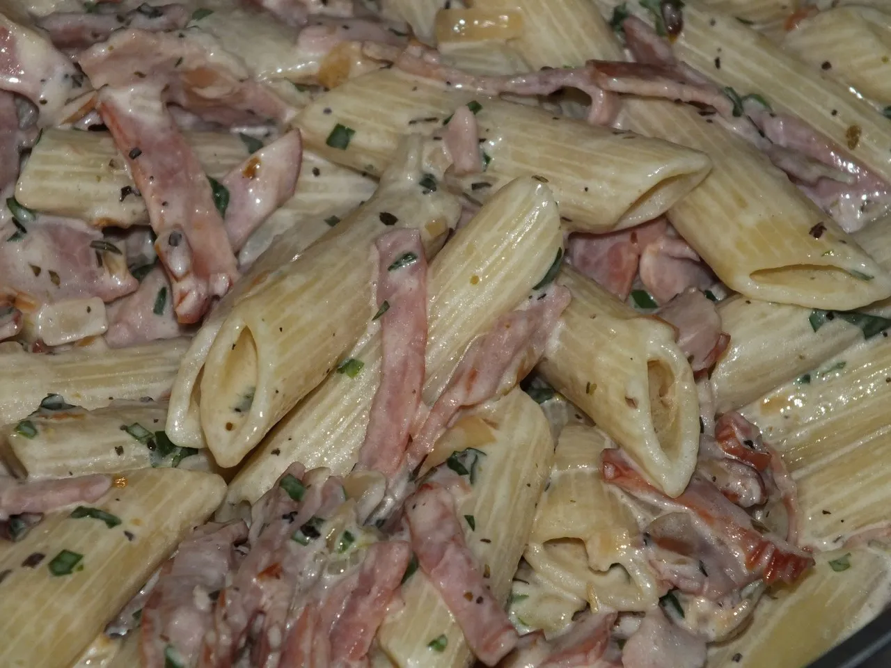 Penne z szynką w śmietankowym sosie