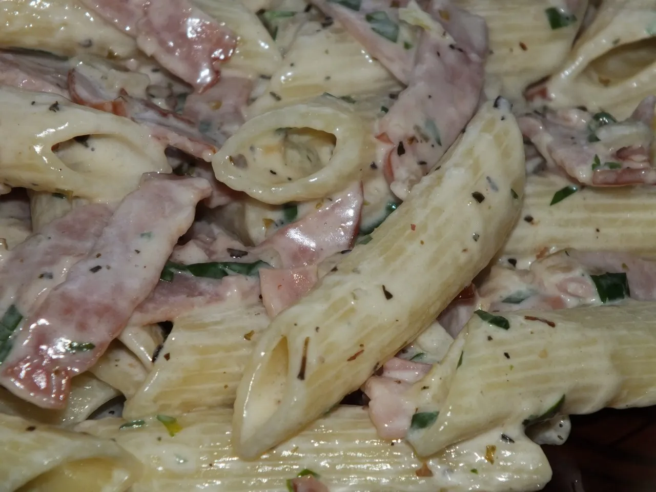 Penne z szynką w śmietankowym sosie