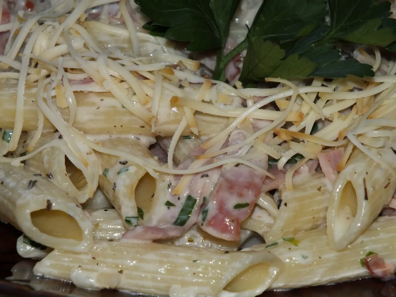 Penne z szynką w śmietankowym sosie