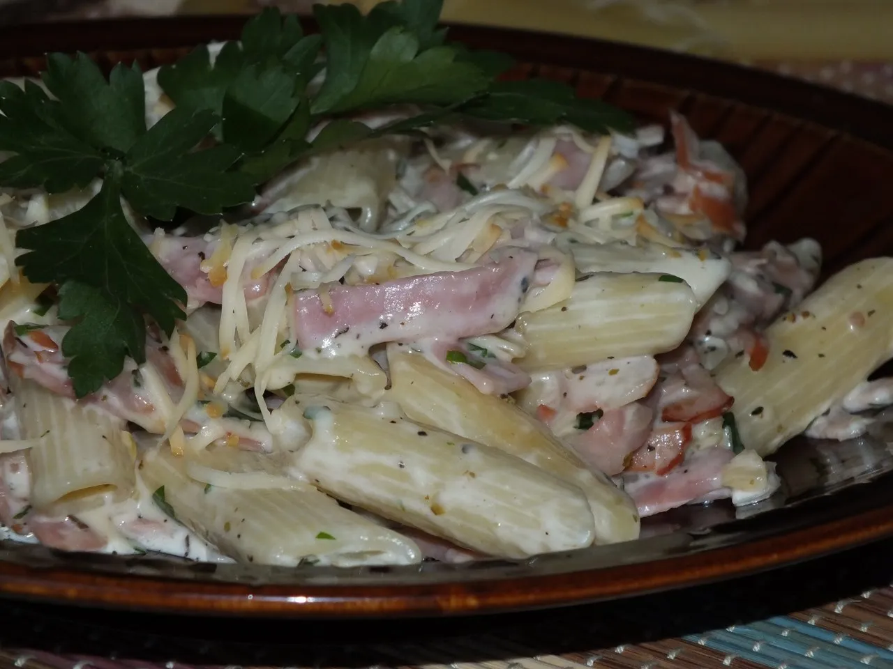 Penne z szynką w śmietankowym sosie