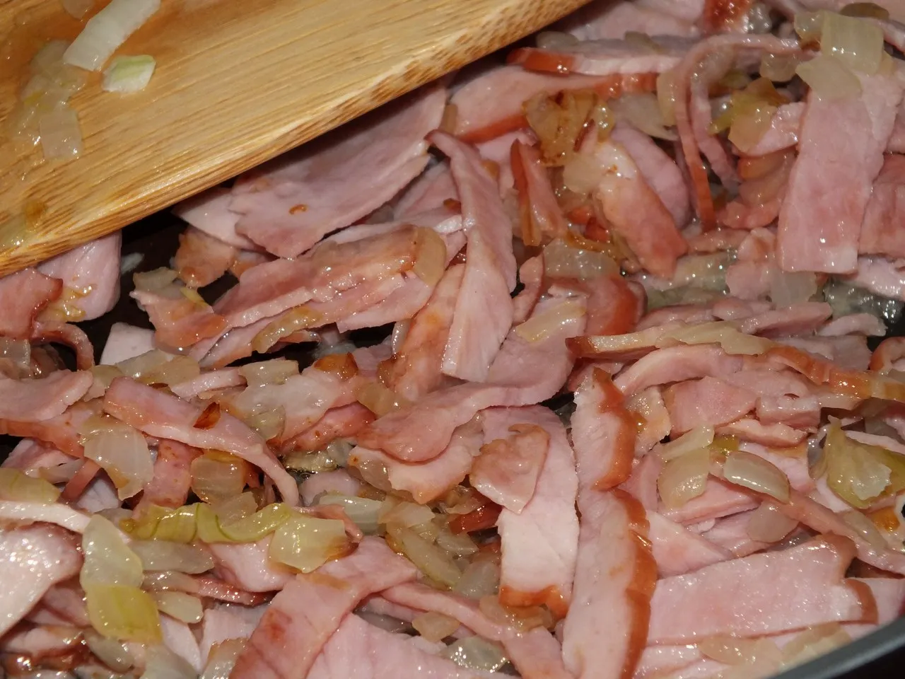 Penne z szynką w śmietankowym sosie