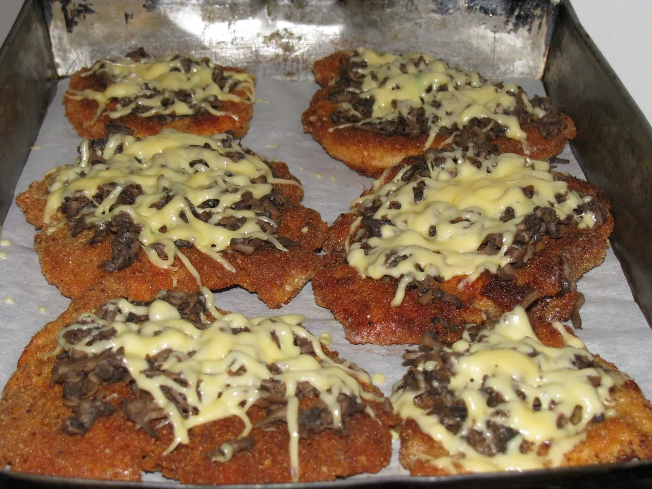 Kotlety pod pieczarkowo-serową kołderką