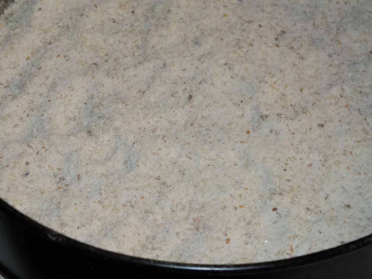 Sypany bananowiec z orzechami i czekoladą