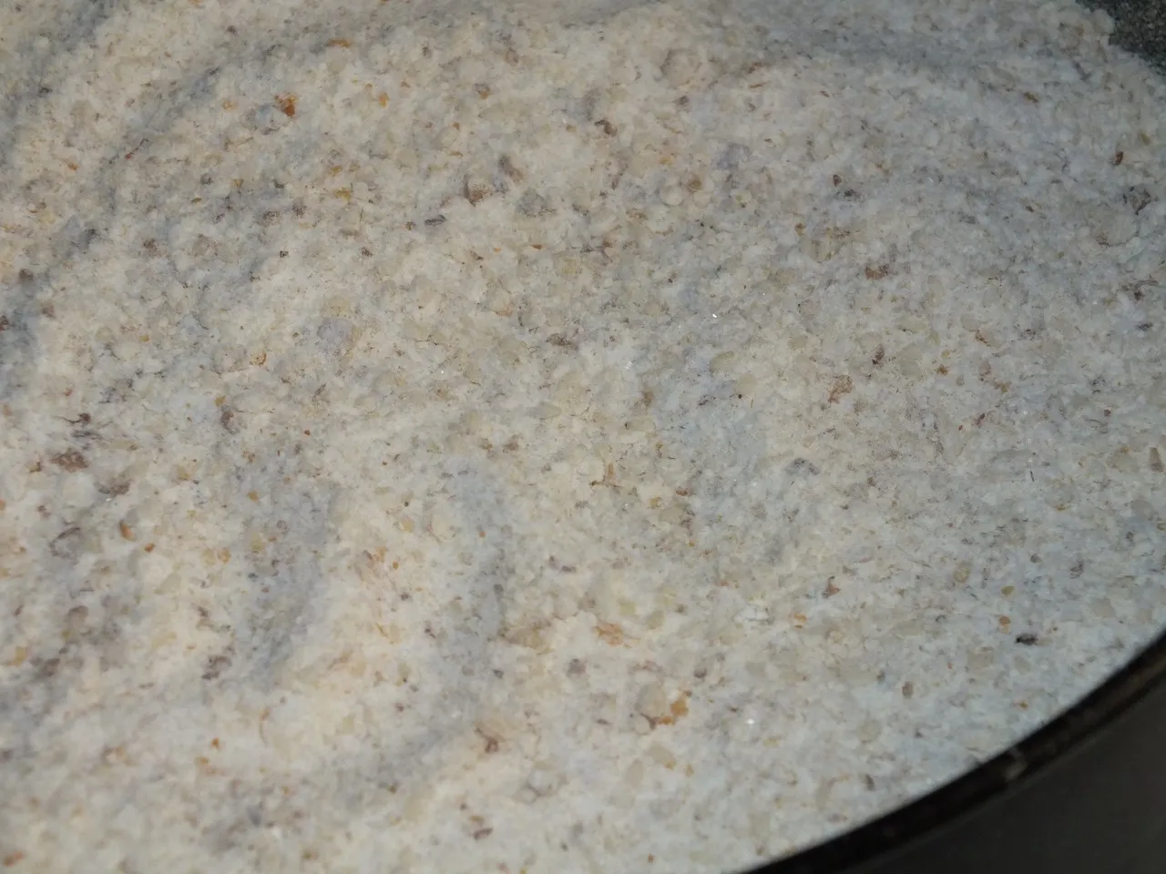 Sypany bananowiec z orzechami i czekoladą