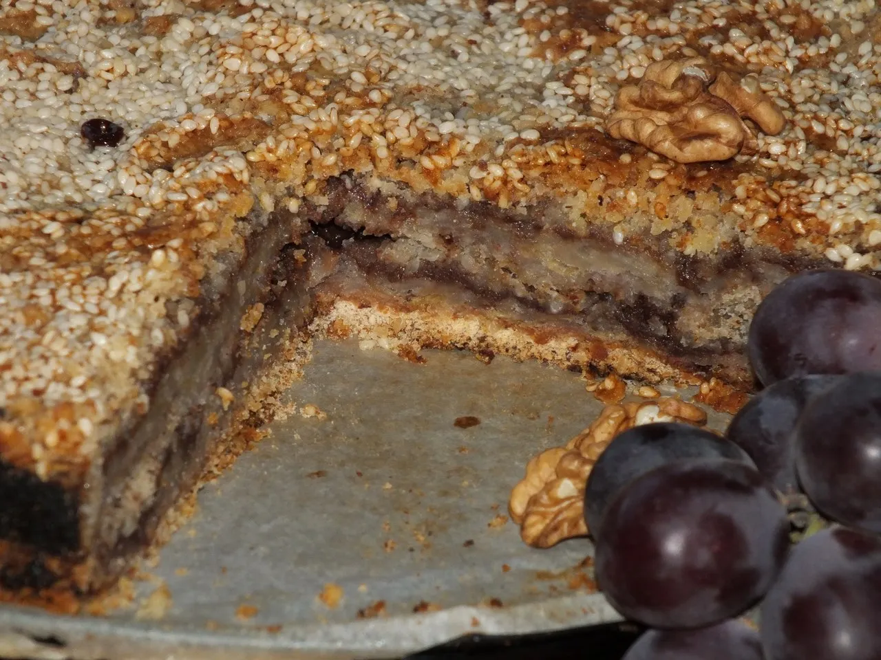 Sypany bananowiec z orzechami i czekoladą