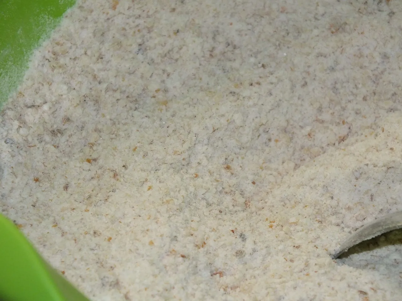 Sypany bananowiec z orzechami i czekoladą