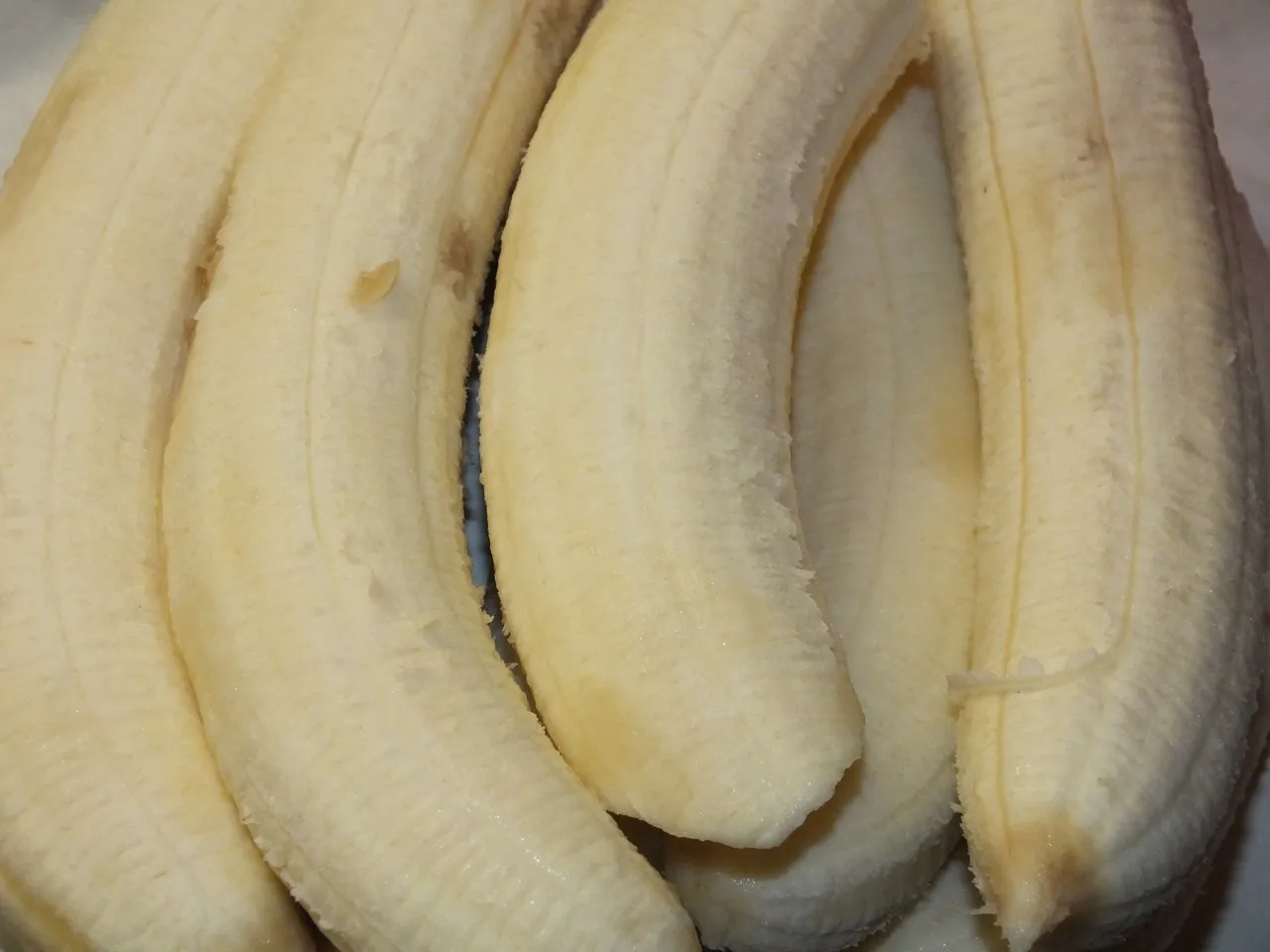 Sypany bananowiec z orzechami i czekoladą