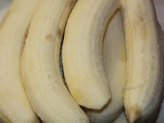 Sypany bananowiec z orzechami i czekoladą - 10