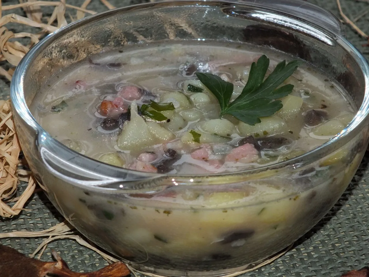 Zupa ziemniaczana z suszonymi grzybami
