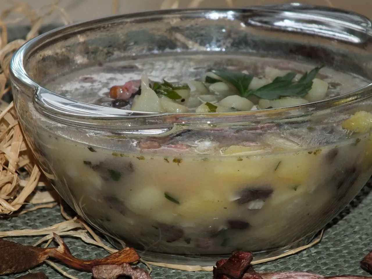 Zupa ziemniaczana z suszonymi grzybami