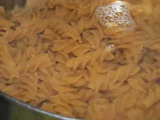 Makaron z wędzonym łososiem - obiad na szybko - 4