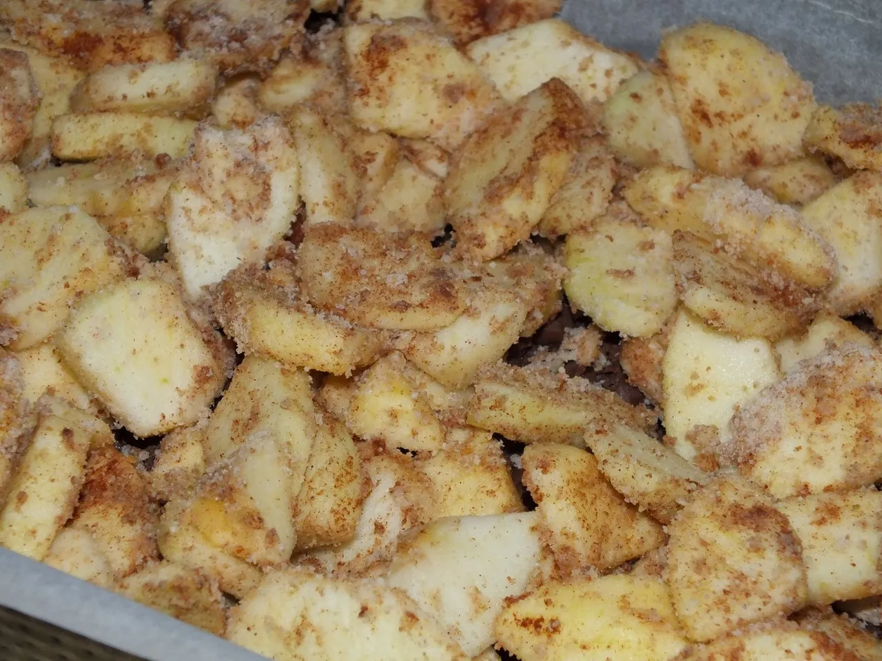 Kakaowy budyniowiec z jabłkami