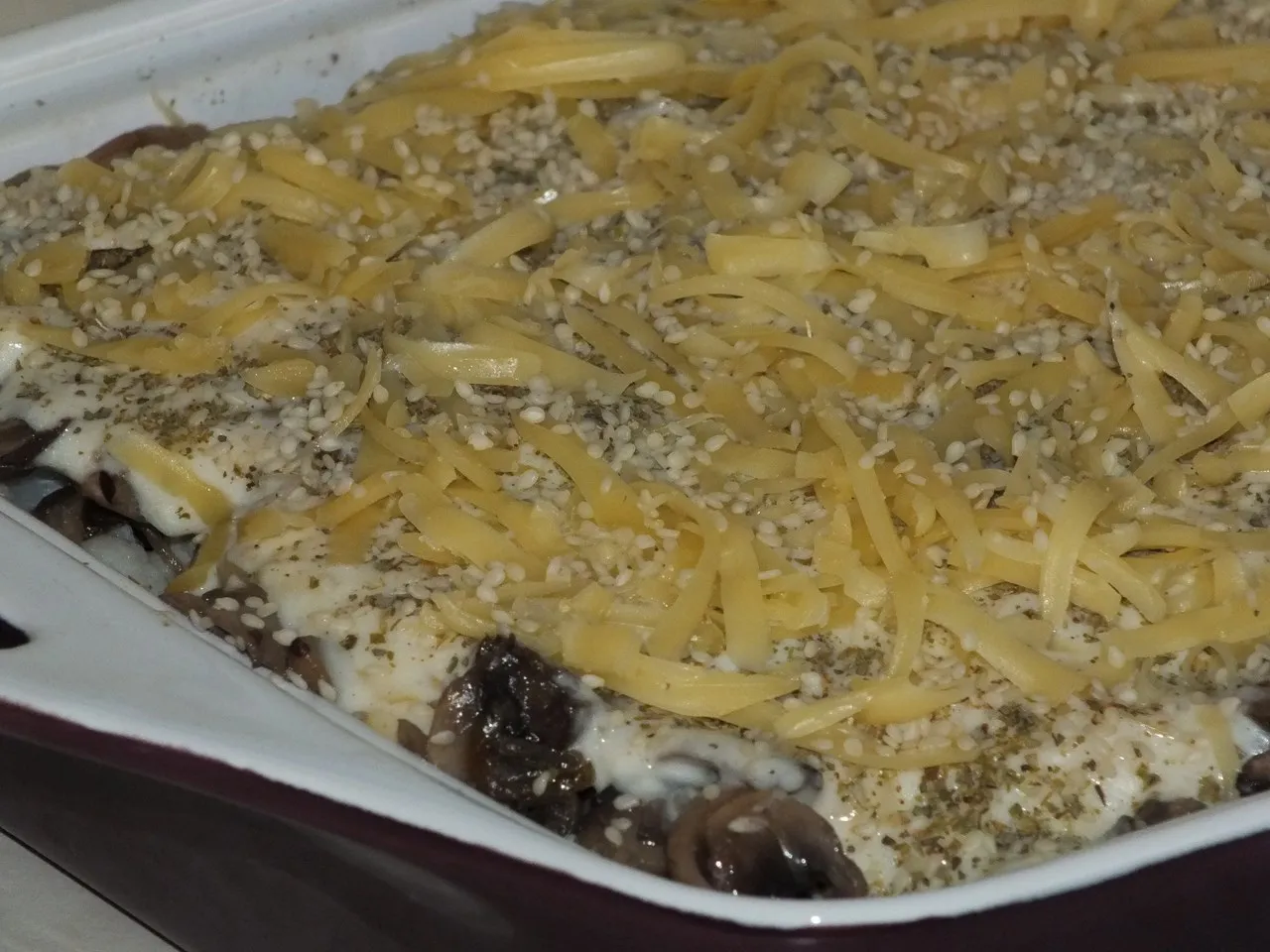 Wegetariańska zapiekanka z kalafiorem i pieczarkami