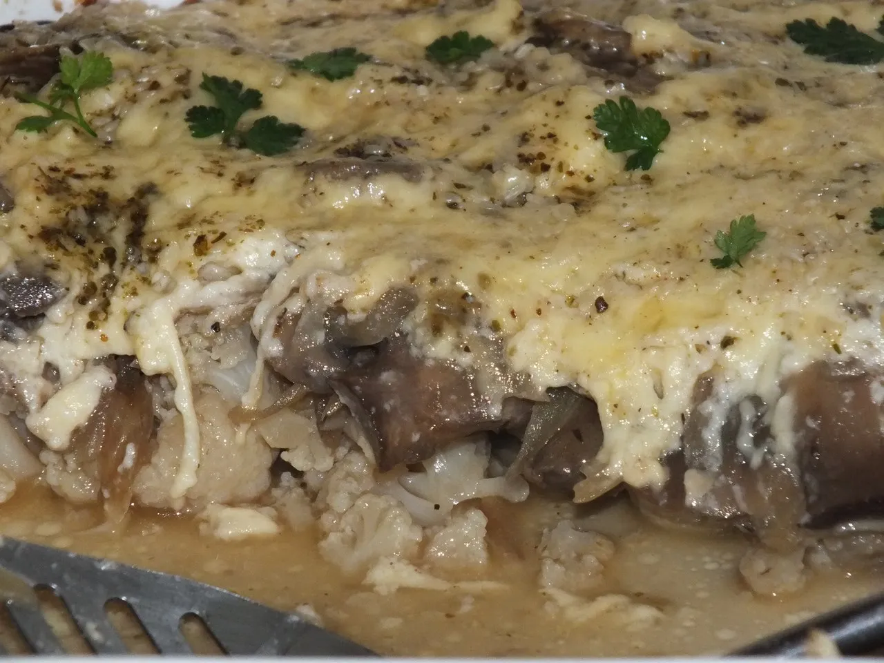 Wegetariańska zapiekanka z kalafiorem i pieczarkami