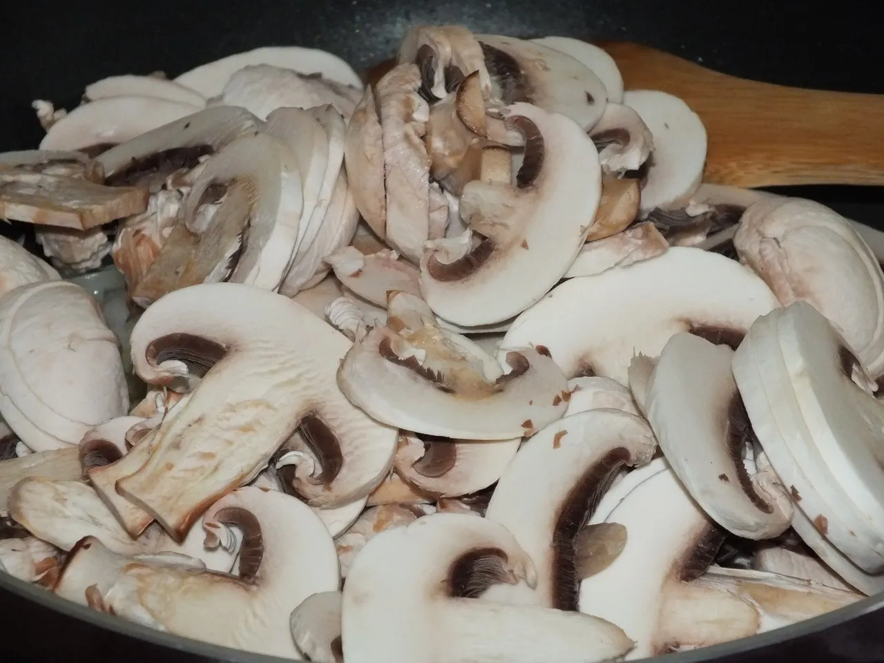 Wegetariańska zapiekanka z kalafiorem i pieczarkami