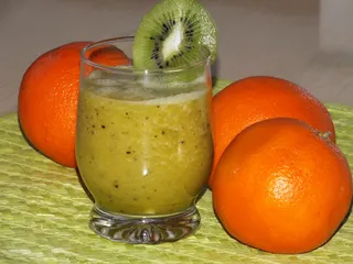 Pomarańczowe smoothie z kiwi