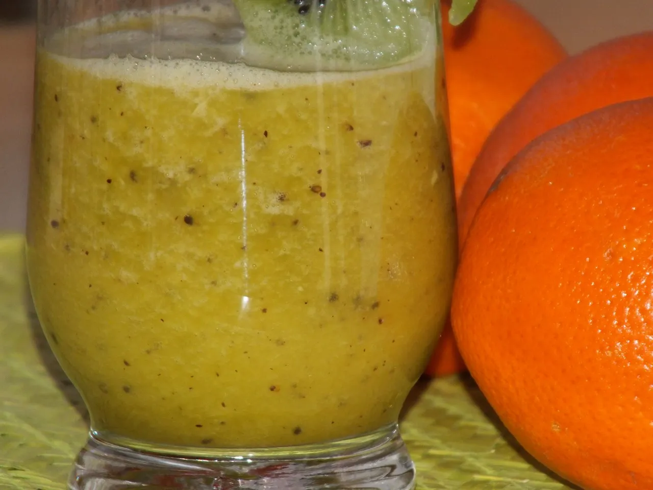Pomarańczowe smoothie z kiwi